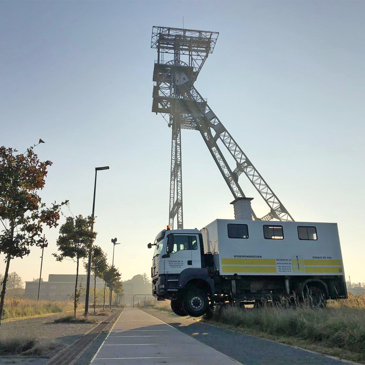 Sondeertruck op een voormalige mijnsite