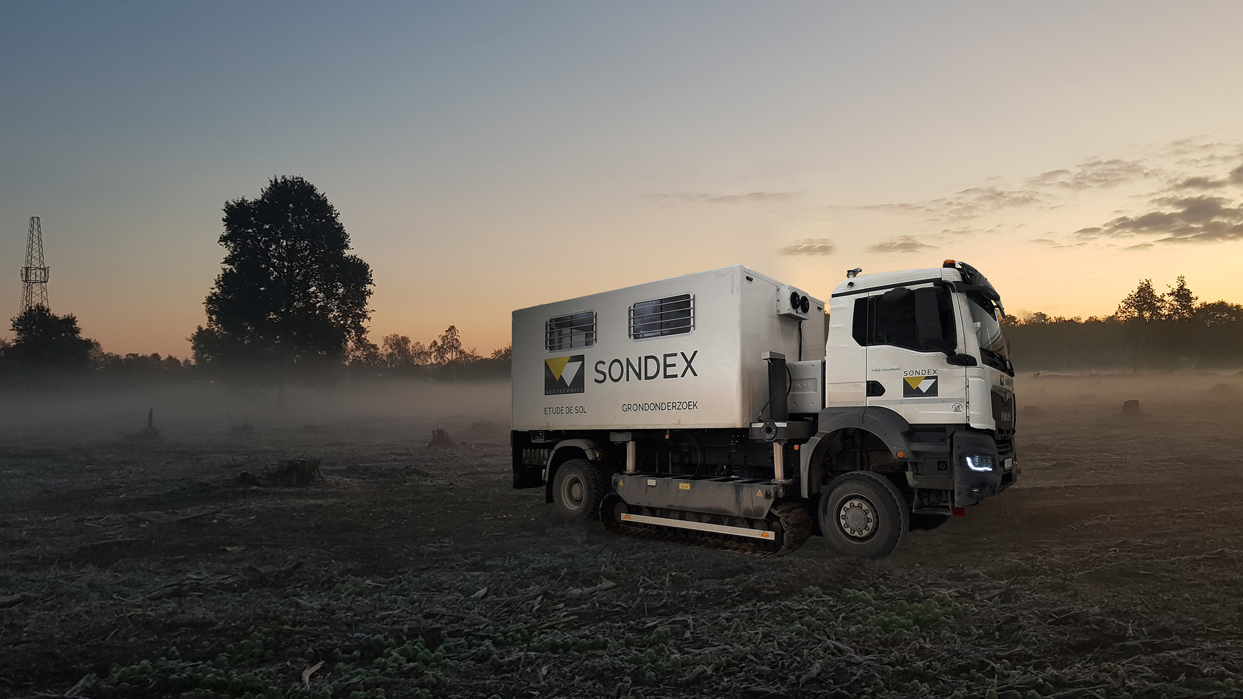 Sondex track-truck 200 kN in het veld bij zonsopgang